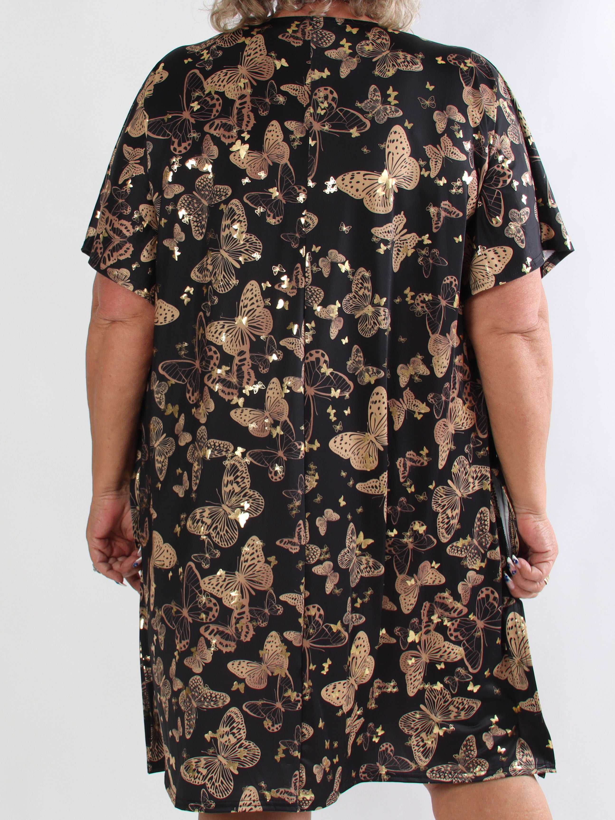 Reem Butterfly - Elastisk plus size kjole med sommerfugleprint og v-udskæring